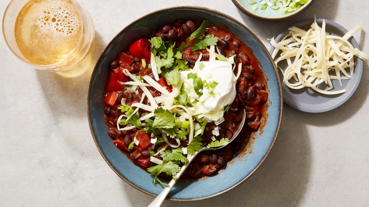 Fiber-Rich Black Bean Chili: Hearty Vegan Meal Even Meat-Lovers Crave